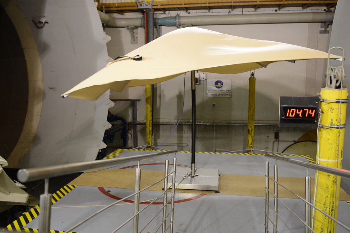 Testowanie parasoli w tunelu aerodynamicznym